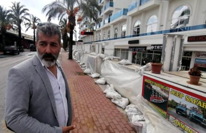 Otel sahibinin kum torbalı sel önlemi, işyeri sahiplerini çileden çıkardı
