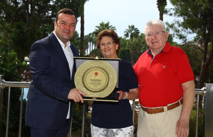 Barut Hotels, 60’ıncı kez ağırladığı misafirlerine plaket verdi