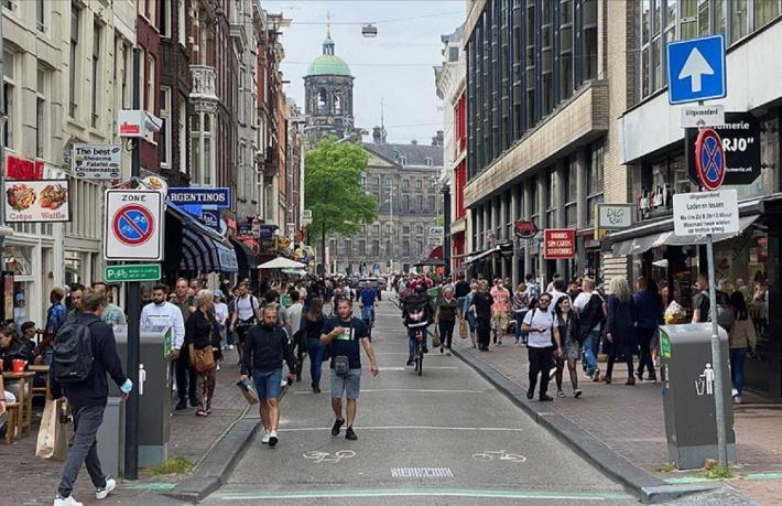Hollanda başa döndü... Maske ve sosyal mesafe zorunluluğu
