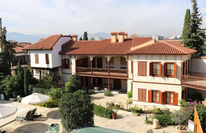 Restorasyona giren otelin altından Antalya’nın tarihi çıktı