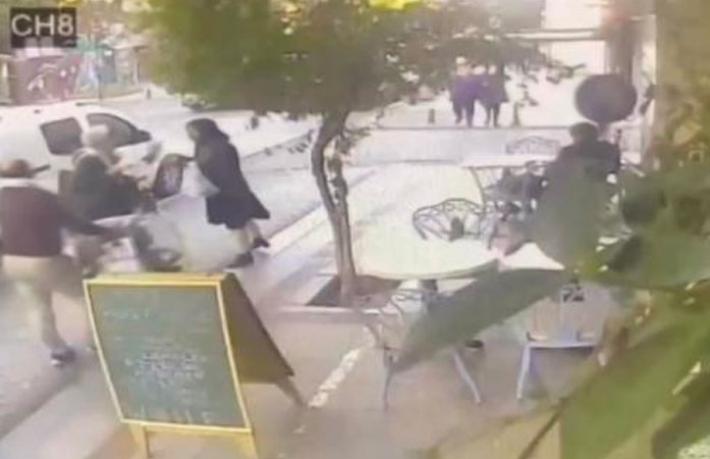 Turist çift tartıştığı gazeteciyi darbetti