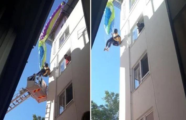 Rus turist çatıda asılı kaldı