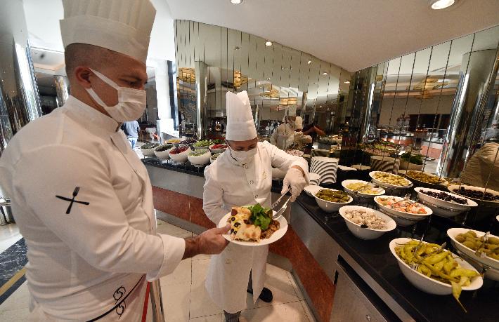 Pandemi otellerin açık büfe restoranlarında israfı yüzde 40 azalttı