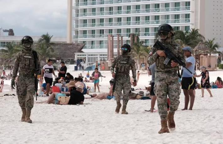 Bu nasıl tatil? Plajdaki turistleri askerler koruyor