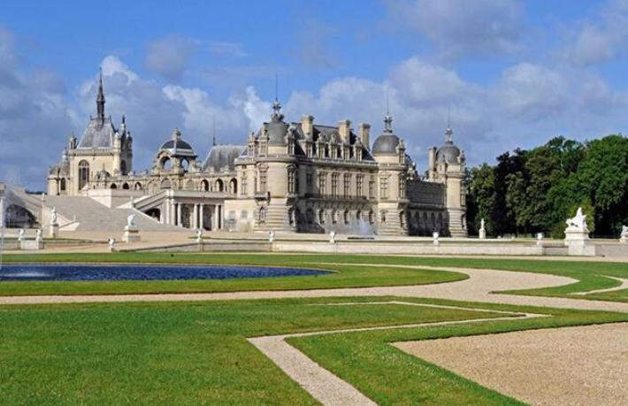 Otele dönüştürülecek aile şatosunu geri istiyor