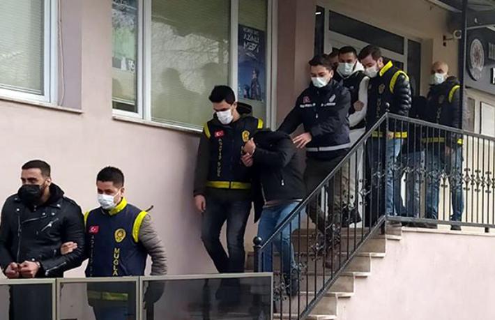 İngiliz turistlerin banka hesaplarını ele geçirdiler