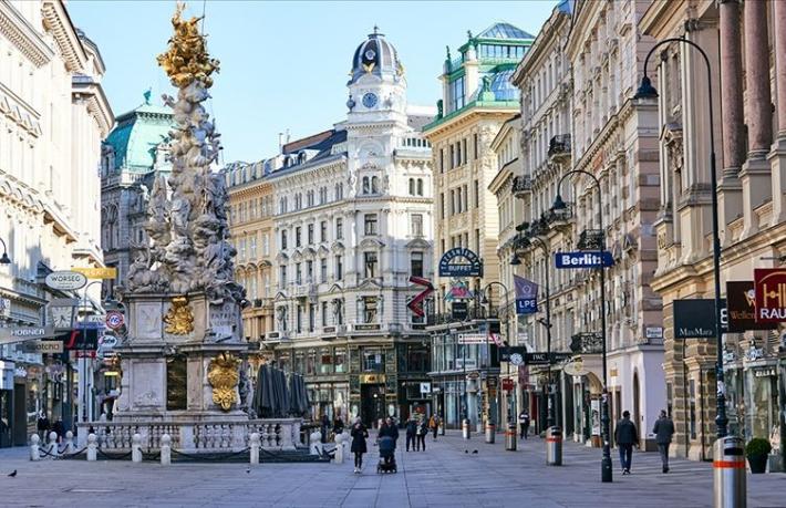 Karantina kısıtlamasını tam aşılılar için kaldırdı... Oteller de yeniden açıldı