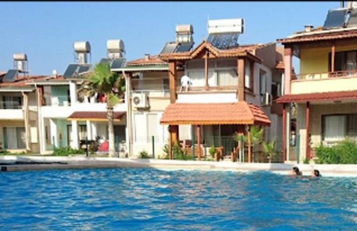Tatil sitesindeki villalar bakımsızlıktan çürüdü