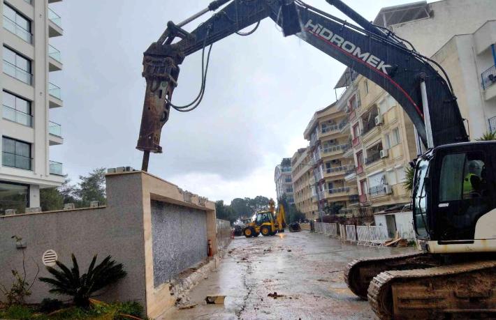 Tartışmalı 5 yıldızlı otelin yıkımına başlandı
