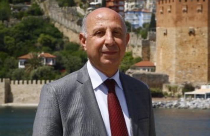 Otel müdürlüğü yapan kişiler marketlerde asgari ücrete çalışır durumda