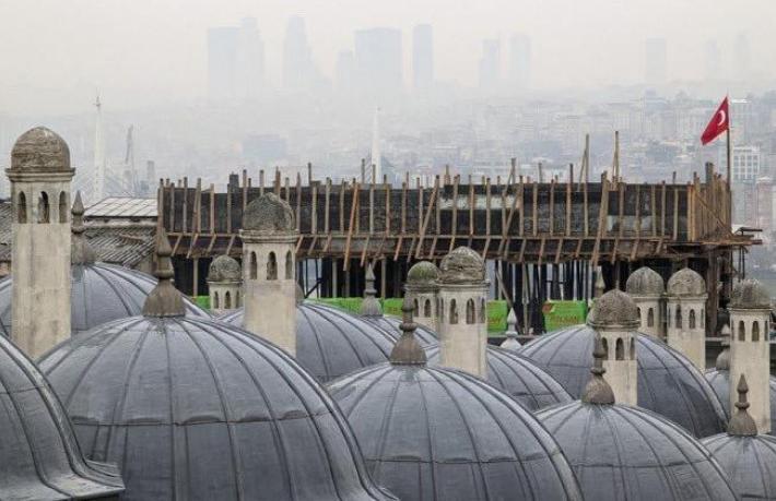 Süleymaniye'nin siluetine hançer gibi saplanan inşaat