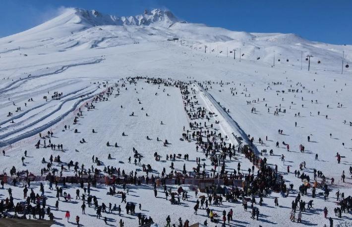 İki haftada 350 bin turist ağırladı