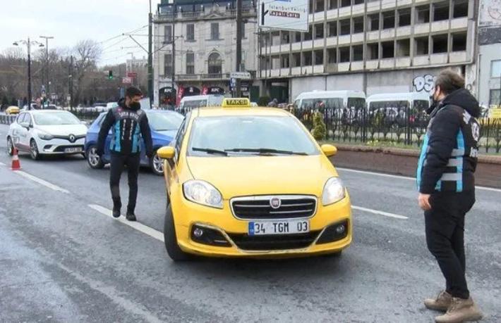 Aksaray'dan Eminönü'ne 250 TL… Direksiyon altında düğme tespiti