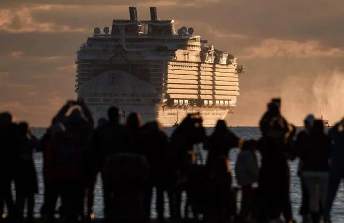 Dünyanın en büyük cruise gemisi suya iniyor