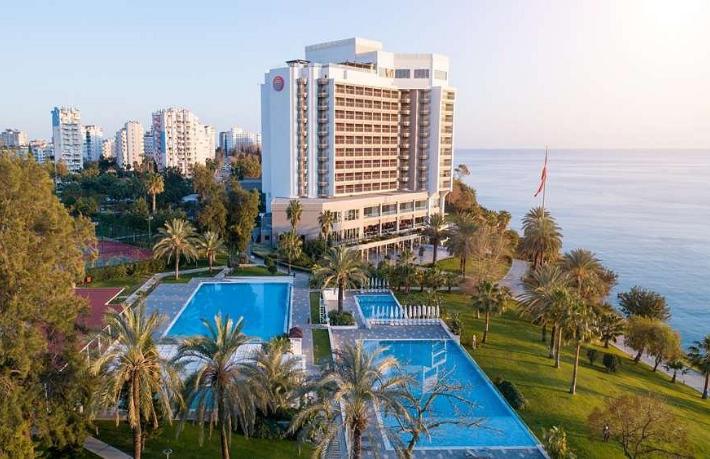 Akra Hotel'de müzikseverlere haftanın yedi günü farklı performans