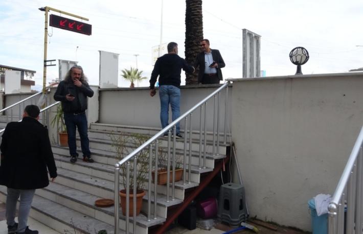 Atlamalı turizm... Turistler duvardan atlayarak alışveriş yapıyor