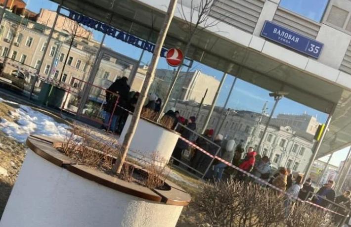 Ruslar, İstanbul'a uçmaya çalışıyor… THY ofisinin önünde kuyruklar oluştu