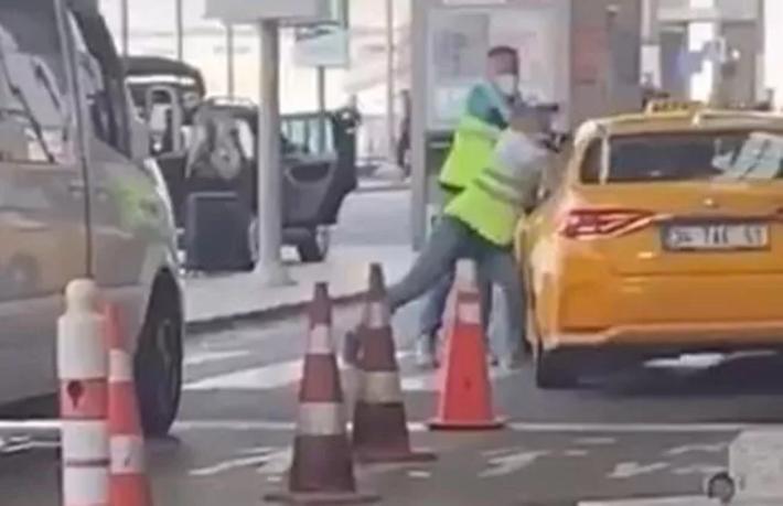 Sabiha Gökçen Havalimanı'nda taksiciler ile durak kahyaları arasında büyük kavga