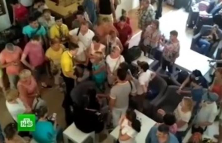 'Türkiye’de mahsur kalan Rus turistler otellerden çıkarılıyor' iddiası