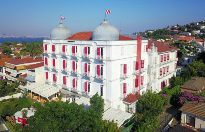 Büyükada’da tarihi otelde yangın