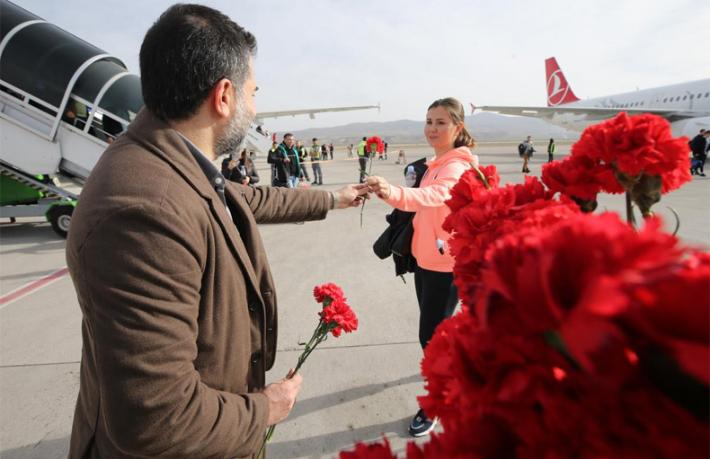 220 turist indirdi... Kapadokya'ya sezonun ikinci uçağı Moldova'dan geldi