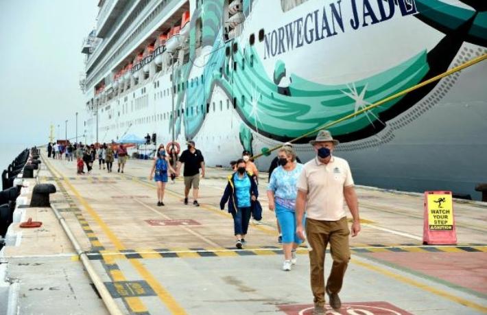 İki kruvaziyerle Kuşadası'na bin 114 turist geldi  