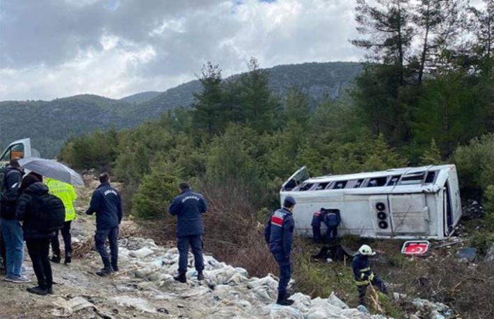 Antalya'da tur midibüsü kazası... 7 turist yaralı