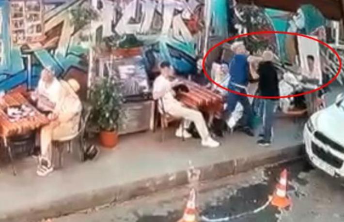 Babasına yumruk atan turisti bıçakladı