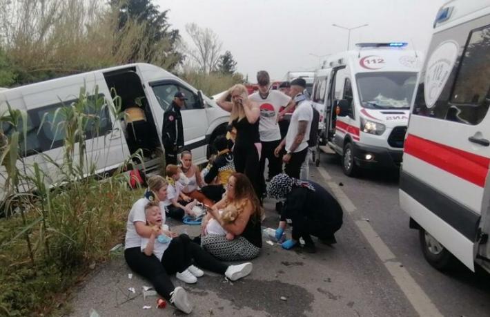 Antalya'da tur minibüsü kazası... 12 turist yaralı