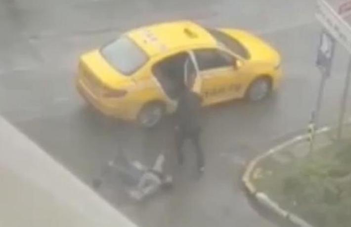 Kafasını kapıya vurup, yere fırlattı... Taksi şoförü Fransız turiste dehşeti yaşattı