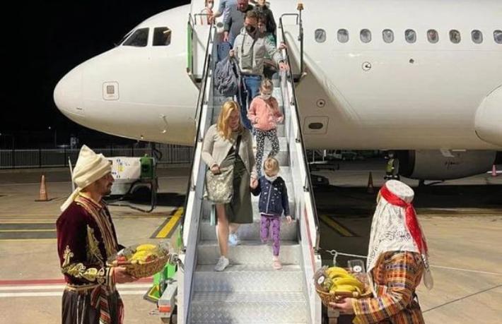 O ülkeden ilk uçak 180 turistle geldi