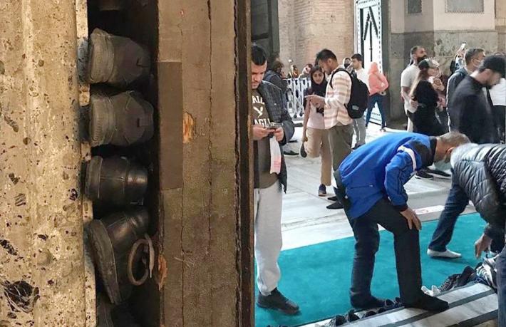 Bu görüntüler Ayasofya'ya yakışıyor mu... 154 kamera bu ayakkabıları görmüyor mu?