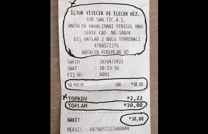 Havalimanında küçük suya verdiği paraya isyan etti