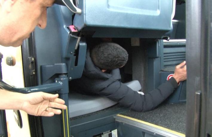 Tur otobüsünün deposunda 3 kaçak göçmen bulundu