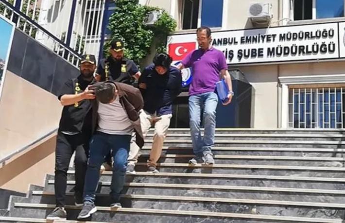 Yabancı uyruklu çakma polisler 13 turisti gasbetti