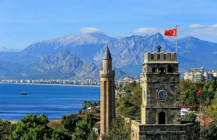 Antalya'nın tarihi saat kulesinde skandal... Orijinalini çalıp yerine plastiğini takmışlar
