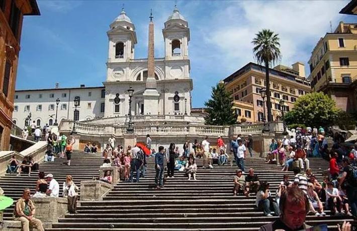 Oturmak bile yasak... Turist scooter’la 25 Bin Euro’luk zarar verdi