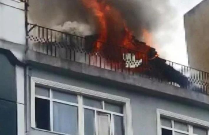 Beyoğlu'nda otel yangını... Büyük çapta maddi hasar var