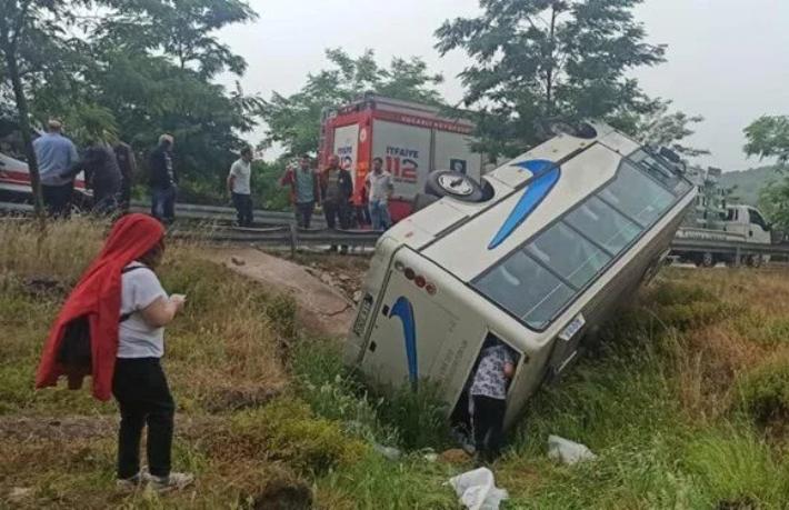 Tur midibüsü devrildi: 17 yaralı