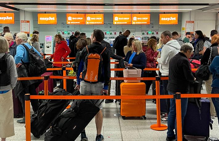 Gatwick Havalimanı yeterli çalışan olmadığı için uçuş sayısını azaltacak