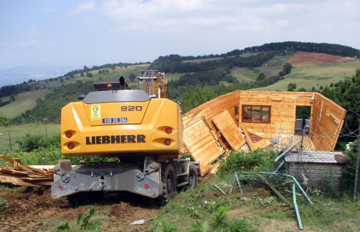 Uludağ’da kaçak yapılar yıkılıyor