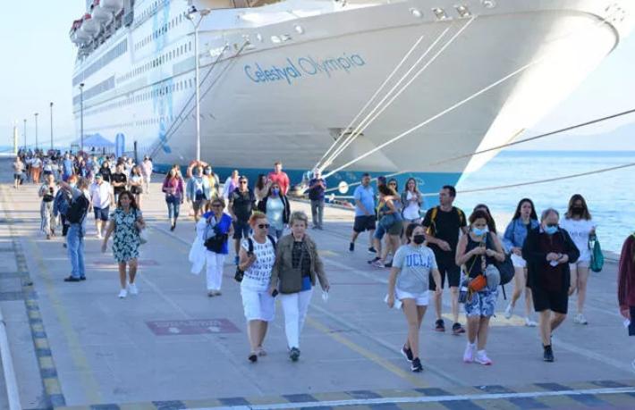 Kuşadası’na 5 kruvaziyer birden yanaştı