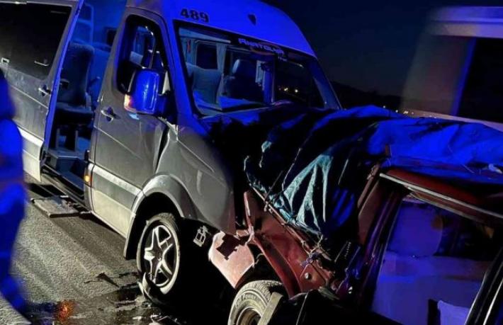 Antalya’da tur minibüsü kamyonete çarptı... 4’ü turist 11 yaralı