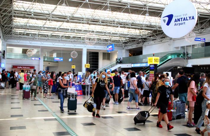 Antalya Havalimanı'ndan bayram rekoru... Bir günde bin 34 uçak