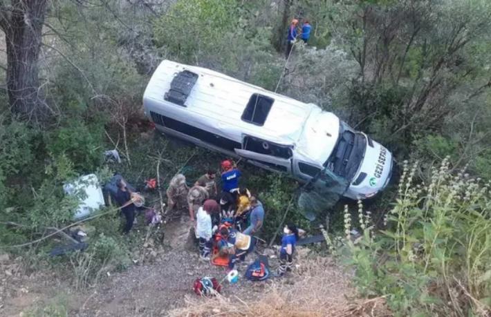 Tur minibüsü uçuruma yuvarlandı... 18 yaralı