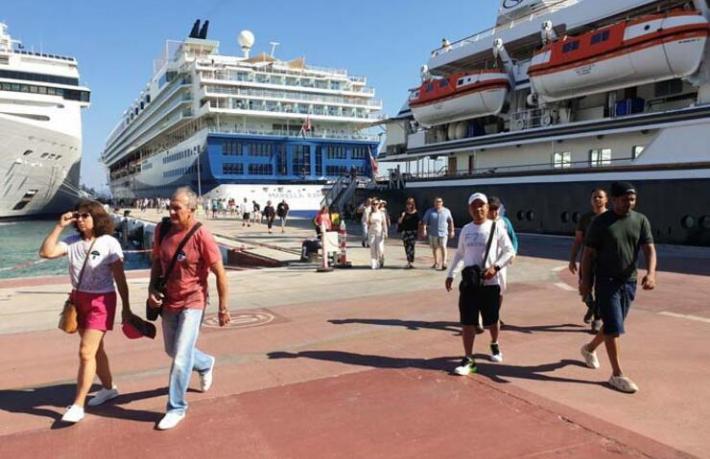 Kuşadası'na kruvaziyer bereketi... 2 günde 16 bin turist
