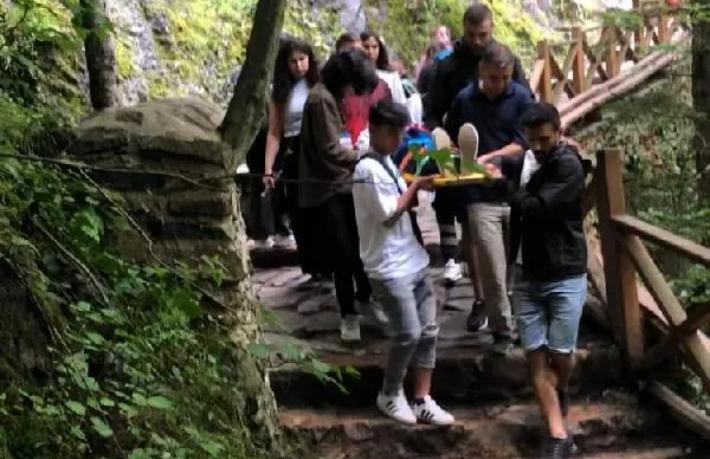 Sümela’da ziyaretçilerin üzerine kaya düştü... 2 yaralı