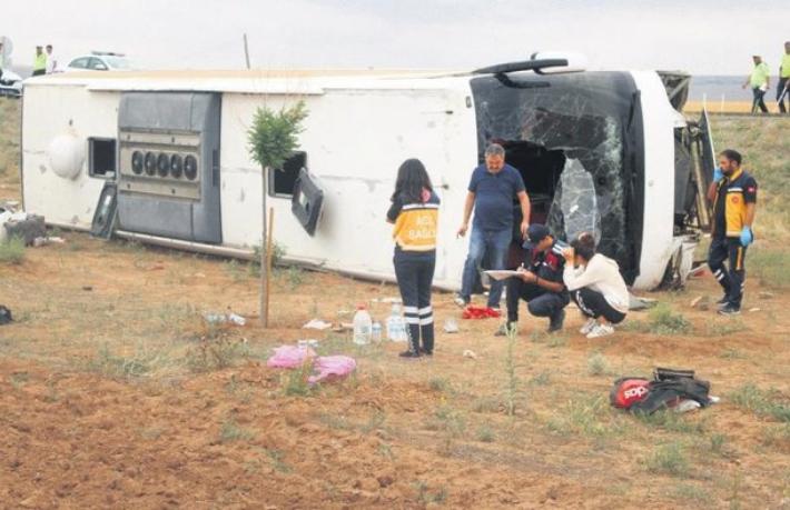 Tur otobüsü devrildi... 30 turist yaralı