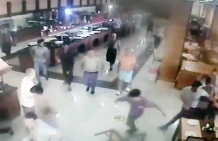 Turistler otel sahibini dövüp, oteli savaş alanına çevirdiler