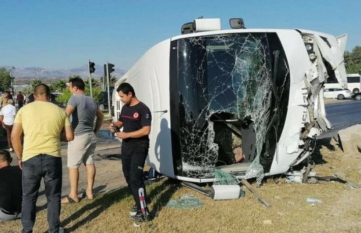 Otel çalışanlarını taşıyan servis kamyonetle çarpıştı... 8 yaralı